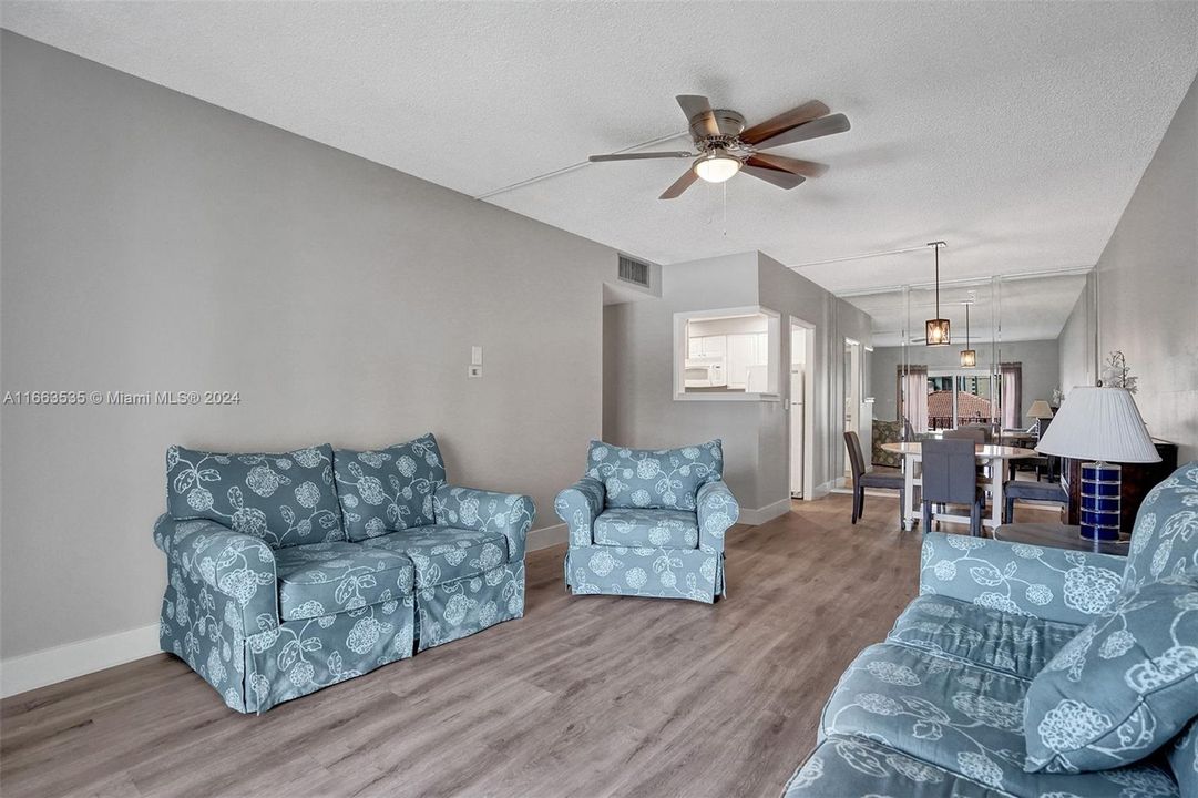 For Sale: $369,900 (2 beds, 2 baths, 1098 Square Feet)