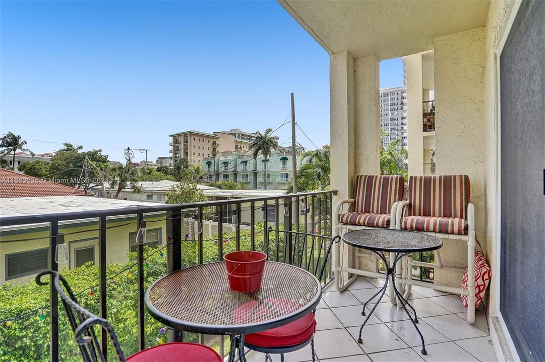 For Sale: $369,900 (2 beds, 2 baths, 1098 Square Feet)