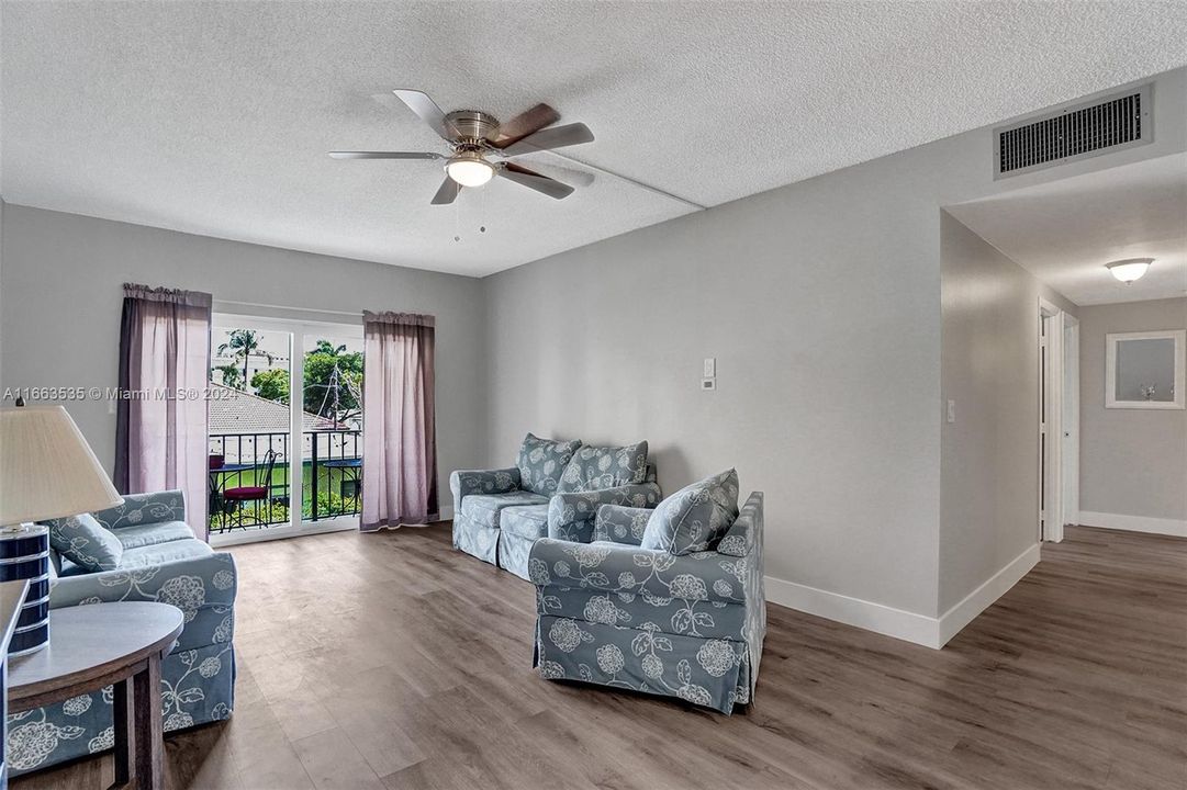 For Sale: $369,900 (2 beds, 2 baths, 1098 Square Feet)