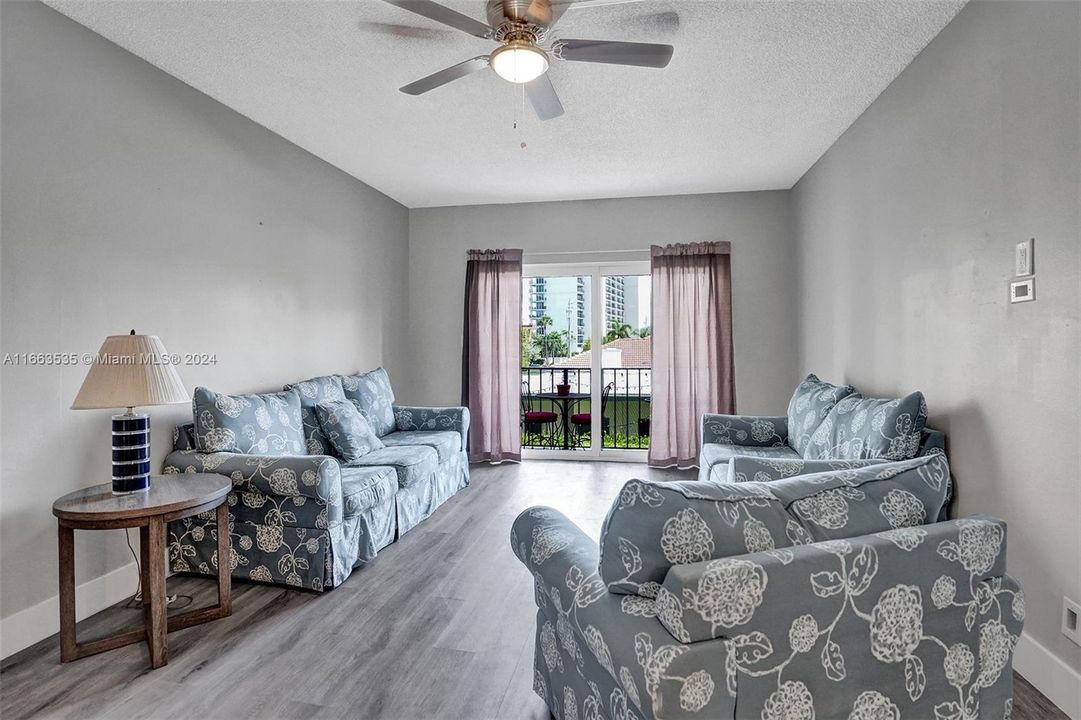 For Sale: $369,900 (2 beds, 2 baths, 1098 Square Feet)