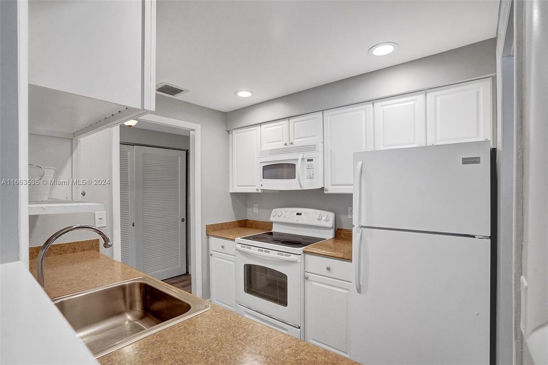 For Sale: $369,900 (2 beds, 2 baths, 1098 Square Feet)