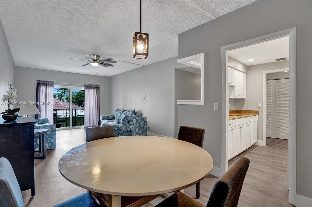 For Sale: $369,900 (2 beds, 2 baths, 1098 Square Feet)