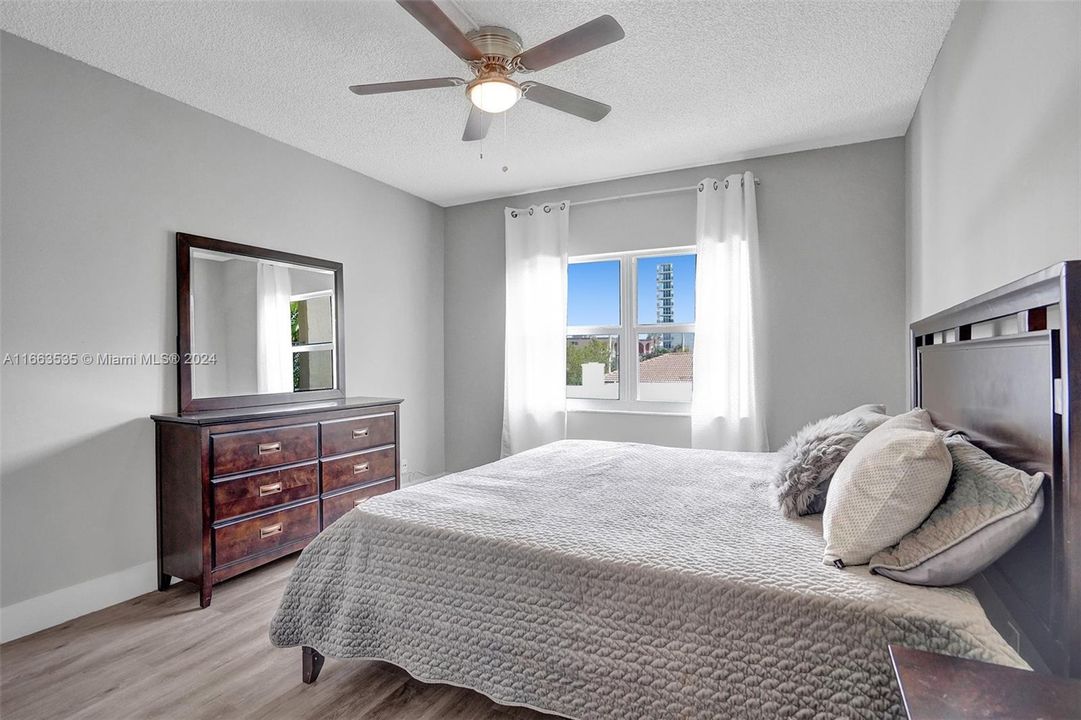 For Sale: $369,900 (2 beds, 2 baths, 1098 Square Feet)