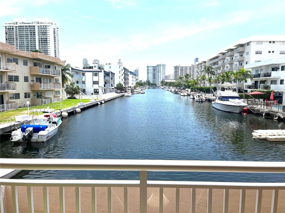 For Sale: $320,000 (2 beds, 2 baths, 861 Square Feet)