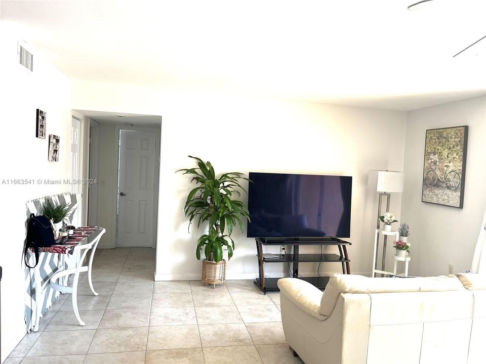 For Sale: $320,000 (2 beds, 2 baths, 861 Square Feet)