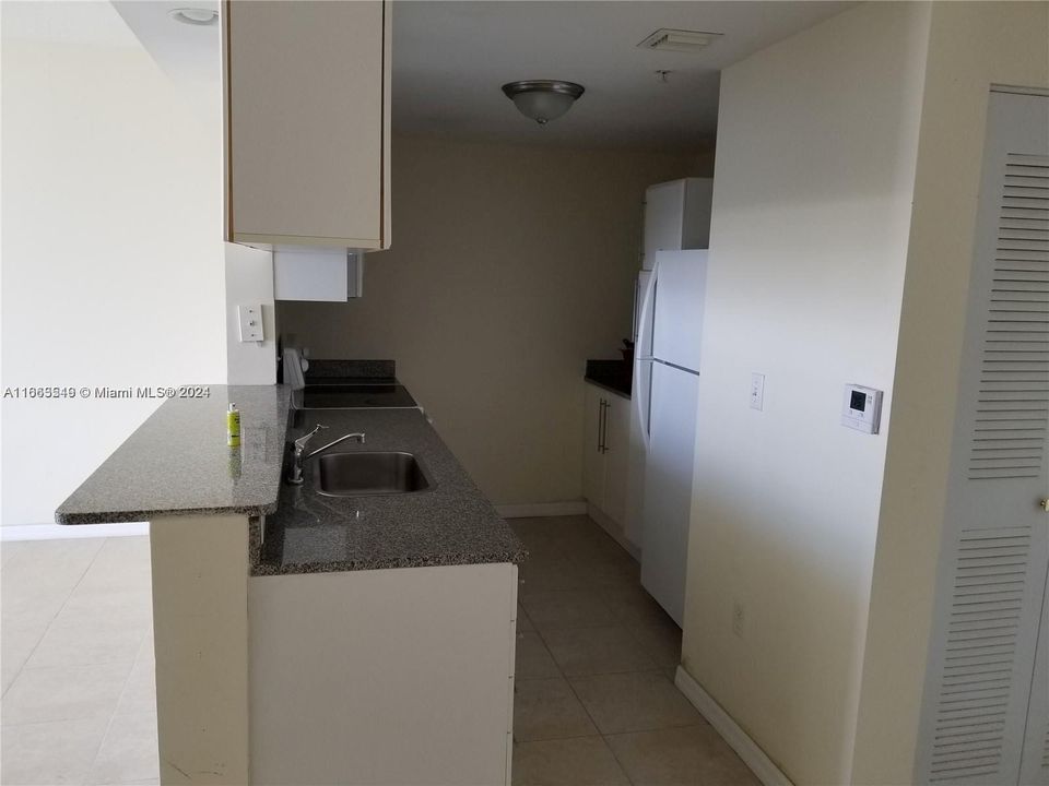 For Sale: $375,000 (1 beds, 1 baths, 734 Square Feet)