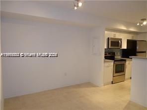 For Rent: $1,950 (1 beds, 1 baths, 742 Square Feet)