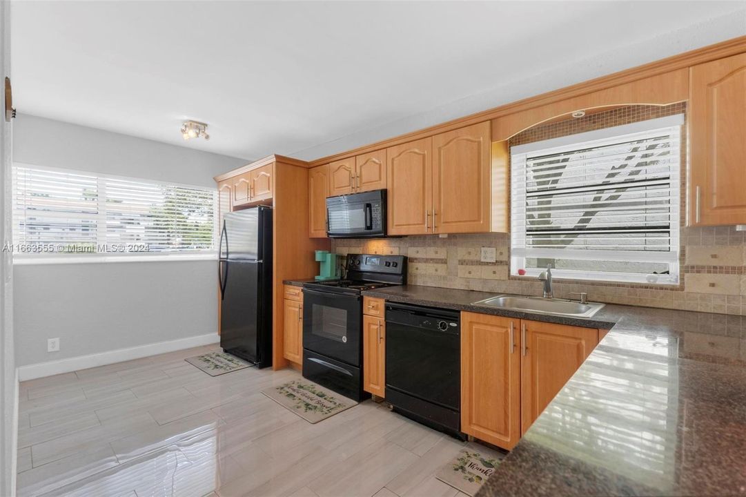 For Sale: $189,999 (2 beds, 2 baths, 1075 Square Feet)