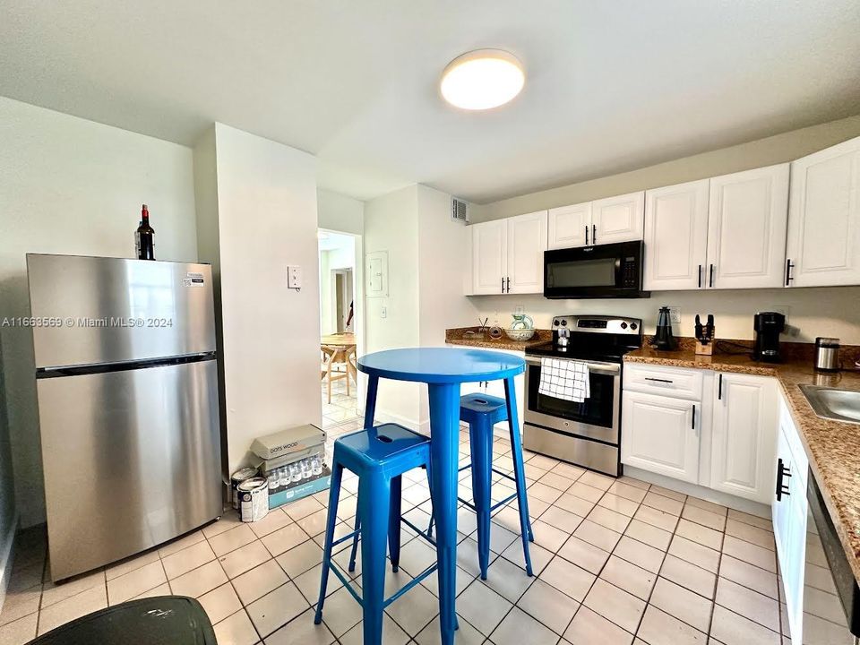 For Sale: $425,000 (2 beds, 2 baths, 1082 Square Feet)