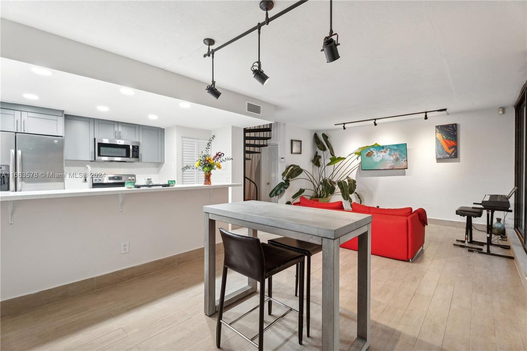 For Sale: $749,000 (2 beds, 1 baths, 1032 Square Feet)