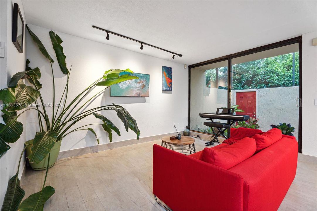 For Sale: $749,000 (2 beds, 1 baths, 1032 Square Feet)