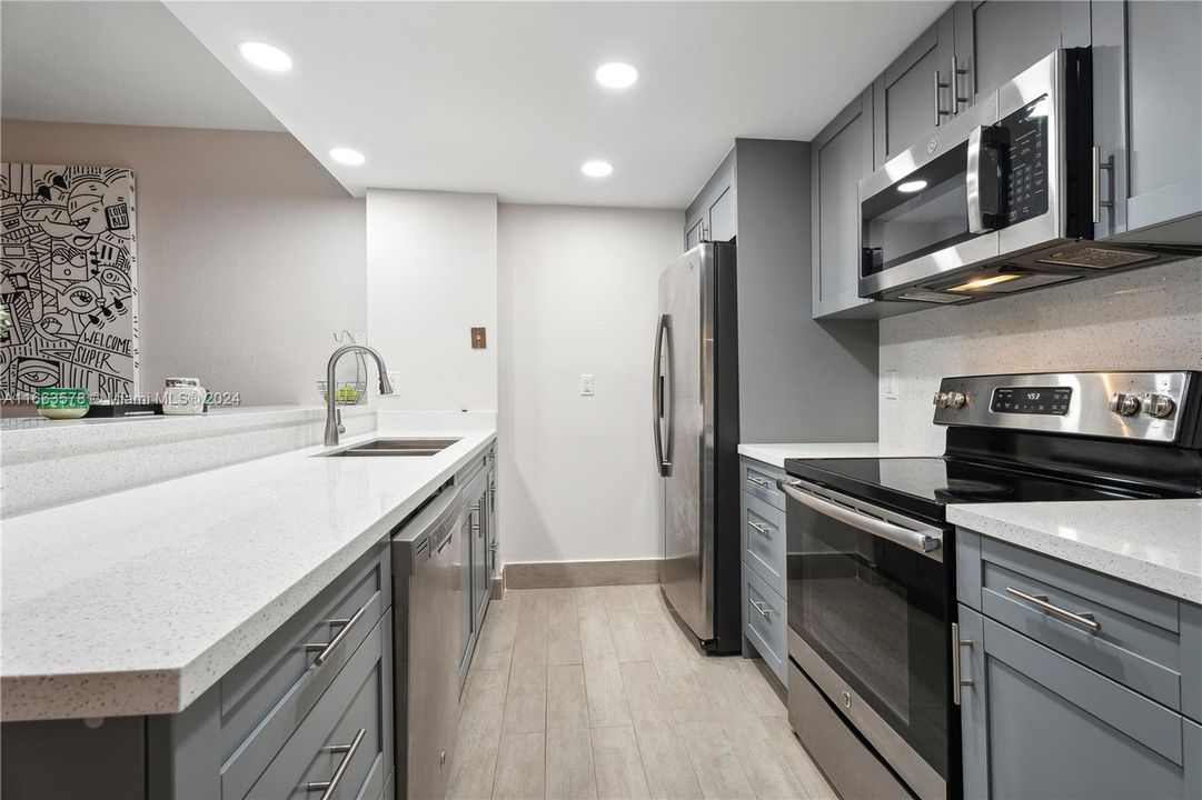 For Sale: $749,000 (2 beds, 1 baths, 1032 Square Feet)