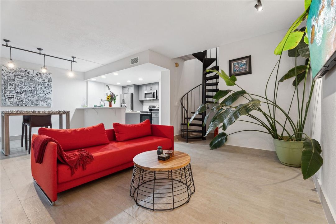 For Sale: $749,000 (2 beds, 1 baths, 1032 Square Feet)