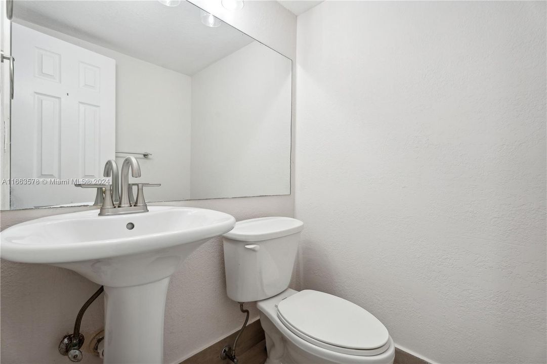 For Sale: $749,000 (2 beds, 1 baths, 1032 Square Feet)