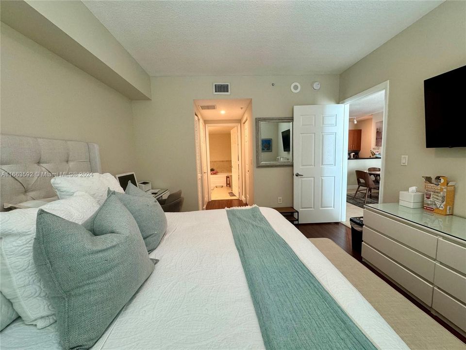 For Sale: $525,000 (1 beds, 1 baths, 780 Square Feet)