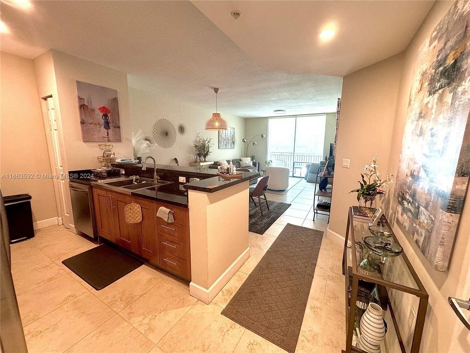 For Sale: $525,000 (1 beds, 1 baths, 780 Square Feet)