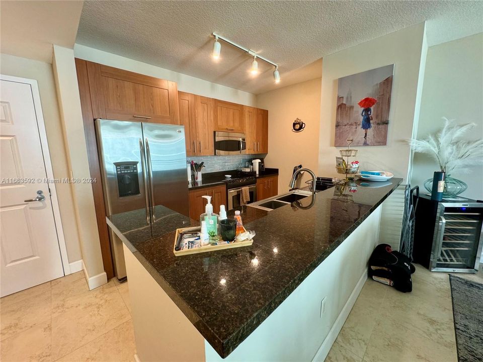 For Sale: $525,000 (1 beds, 1 baths, 780 Square Feet)