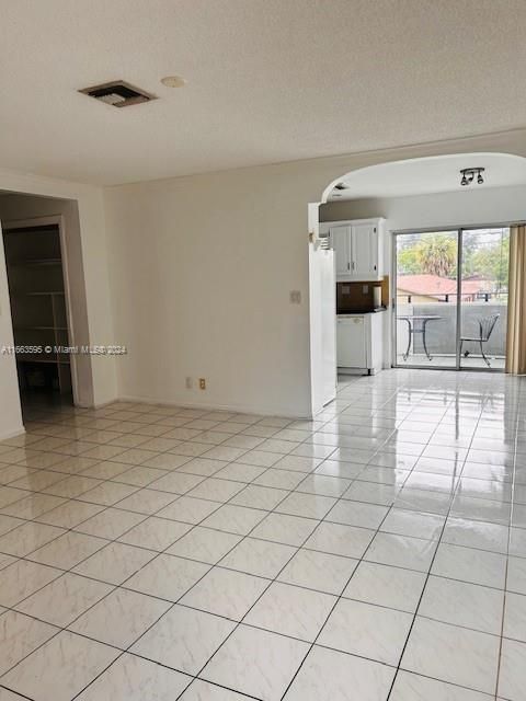 For Rent: $1,800 (2 beds, 2 baths, 890 Square Feet)