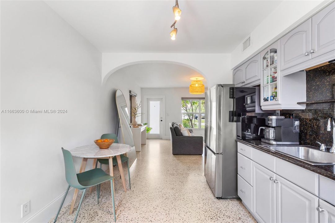 For Sale: $599,900 (2 beds, 1 baths, 832 Square Feet)