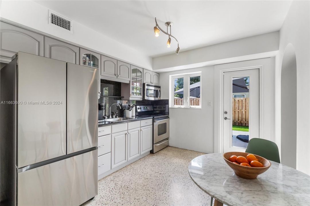 For Sale: $599,900 (2 beds, 1 baths, 832 Square Feet)