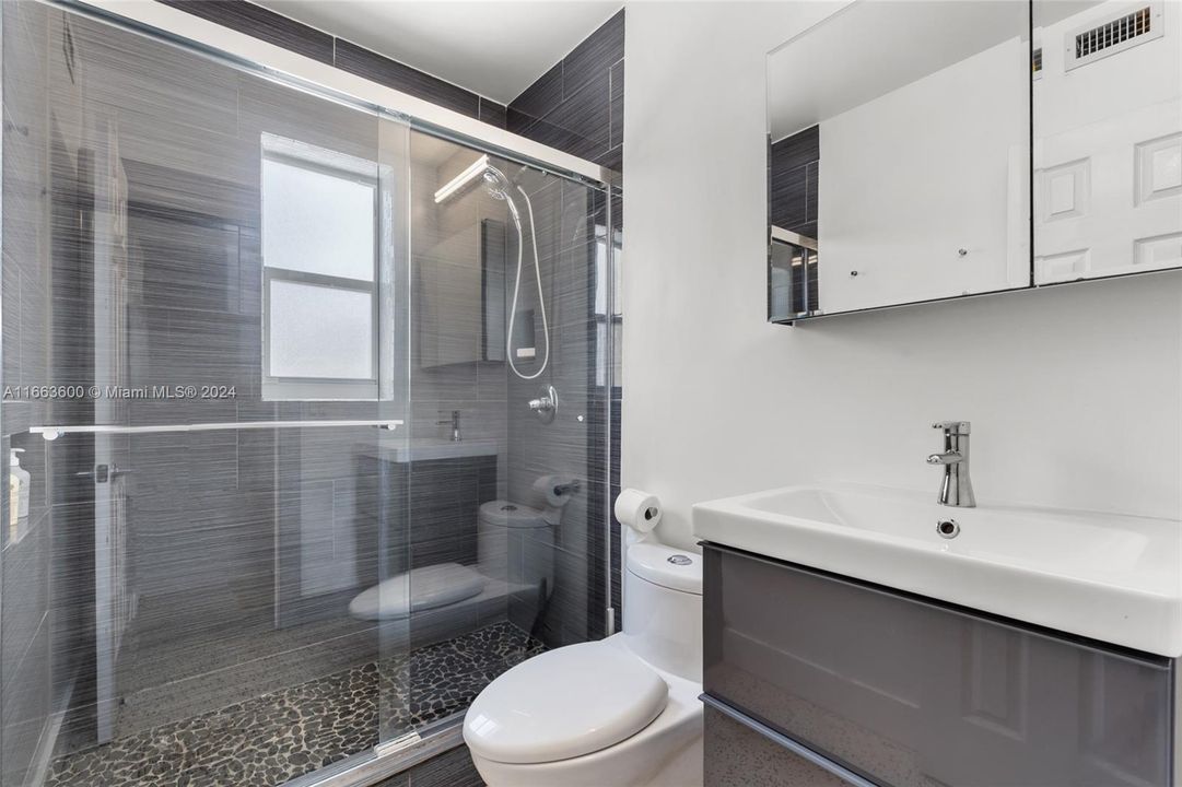 For Sale: $599,900 (2 beds, 1 baths, 832 Square Feet)