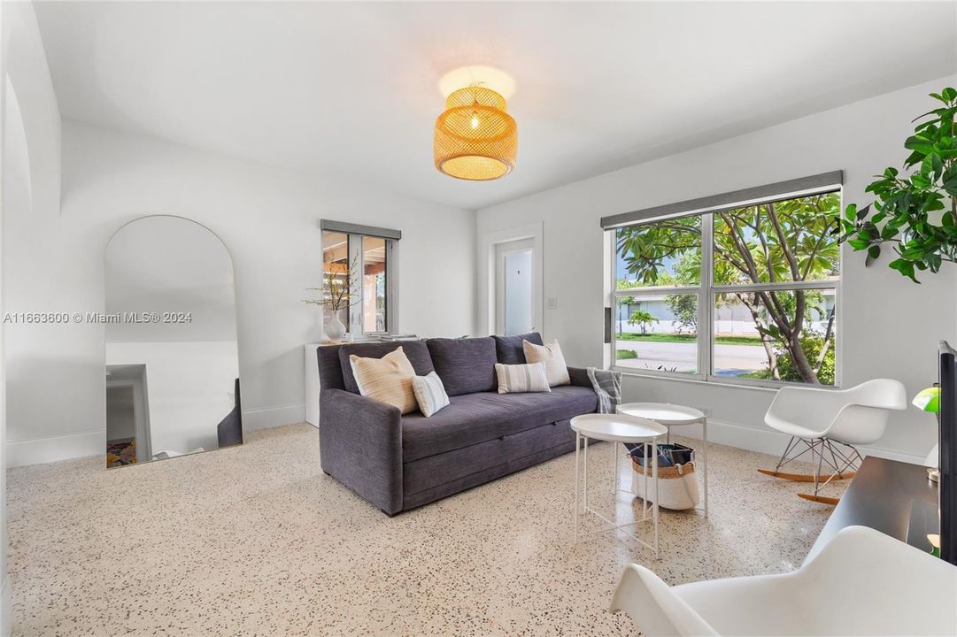 For Sale: $599,900 (2 beds, 1 baths, 832 Square Feet)