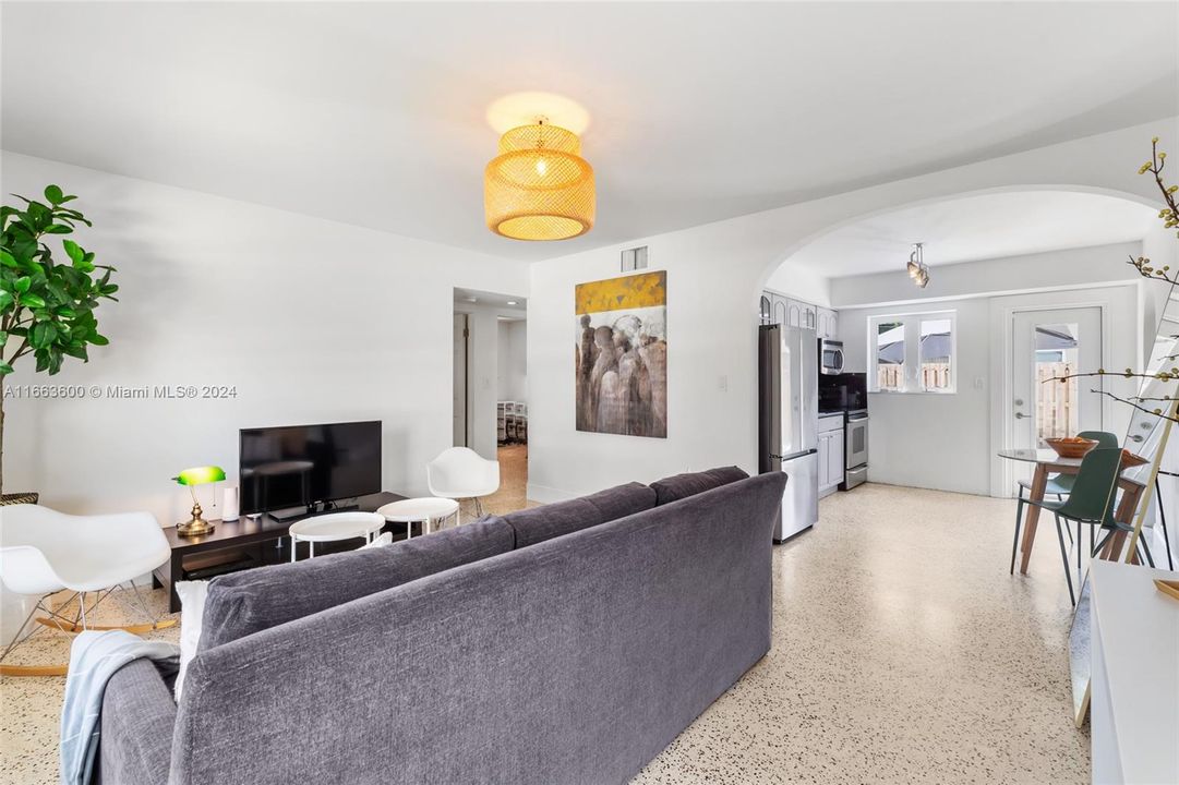 For Sale: $599,900 (2 beds, 1 baths, 832 Square Feet)