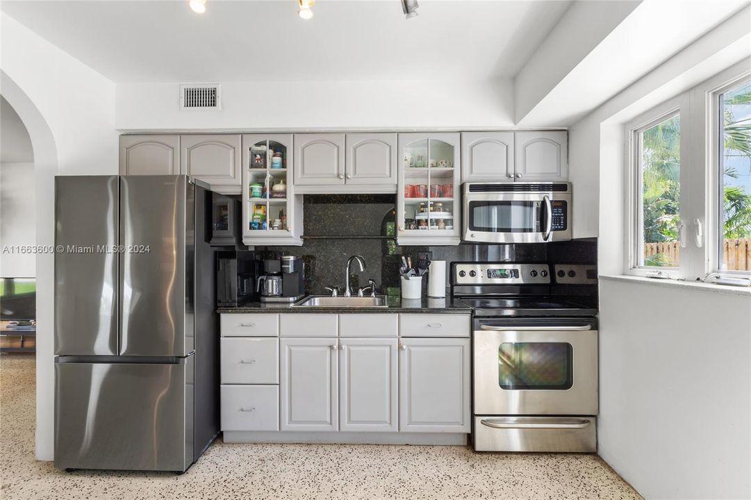 For Sale: $599,900 (2 beds, 1 baths, 832 Square Feet)