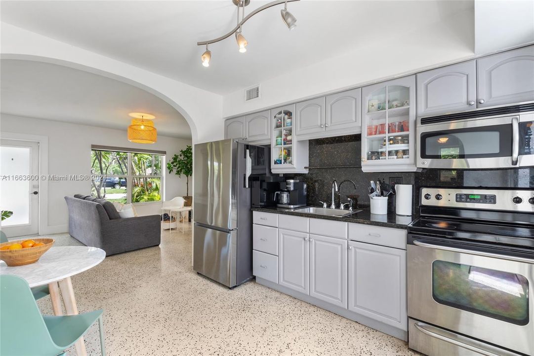 For Sale: $599,900 (2 beds, 1 baths, 832 Square Feet)