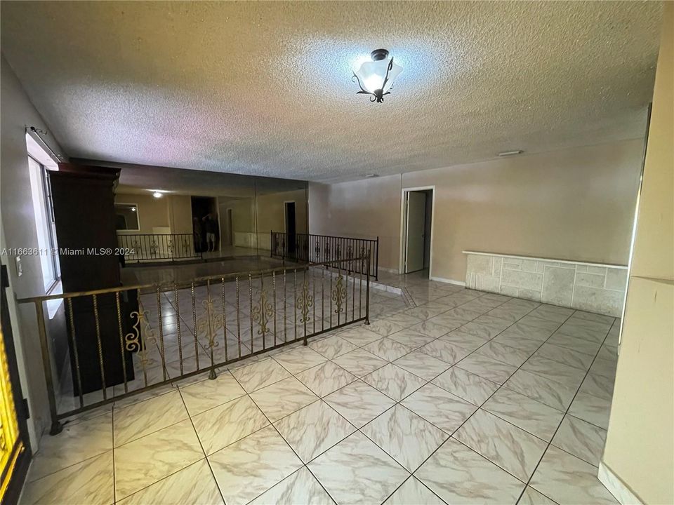 For Rent: $2,699 (2 beds, 1 baths, 1500 Square Feet)