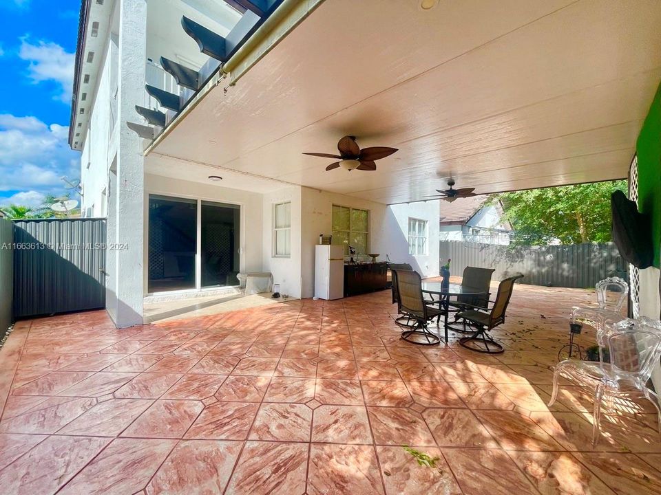 En Venta: $795,000 (4 camas, 2 baños, 2372 Pies cuadrados)