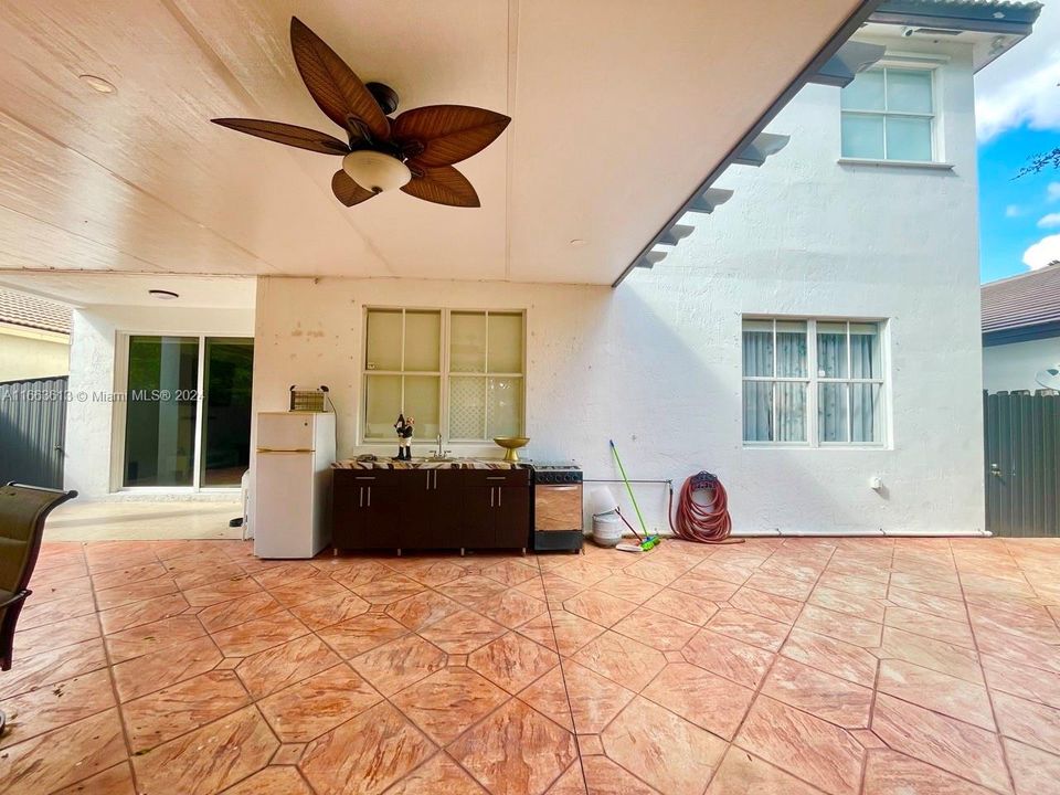 En Venta: $795,000 (4 camas, 2 baños, 2372 Pies cuadrados)