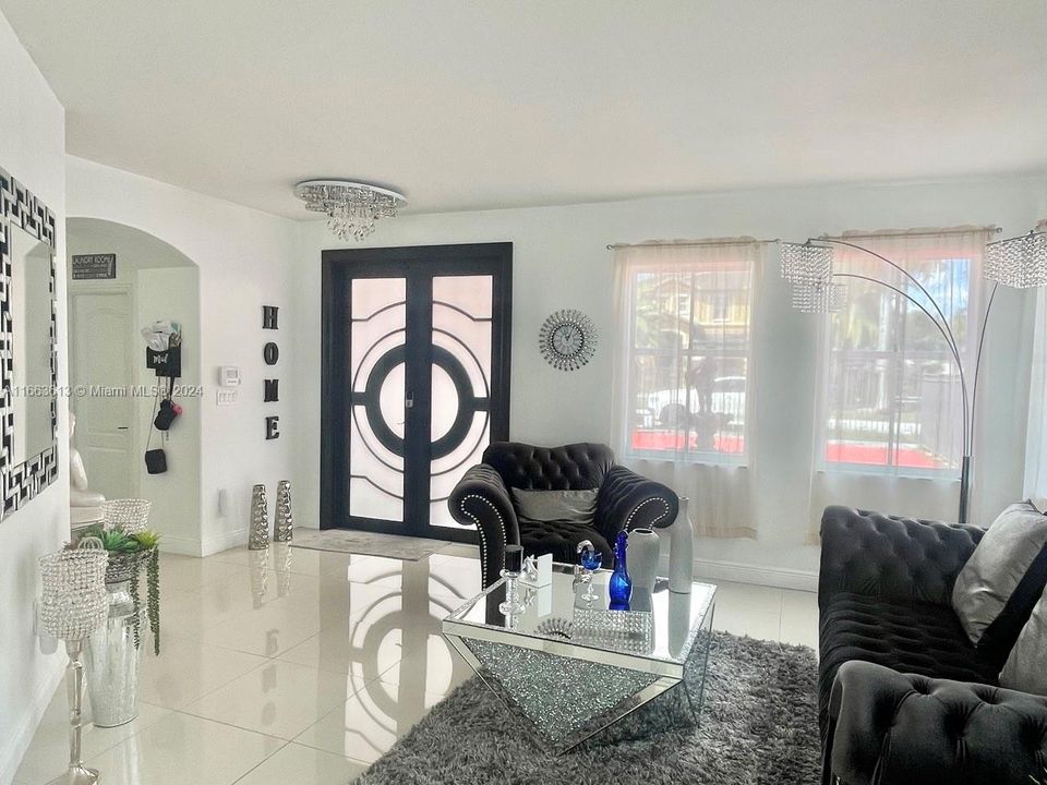 En Venta: $795,000 (4 camas, 2 baños, 2372 Pies cuadrados)