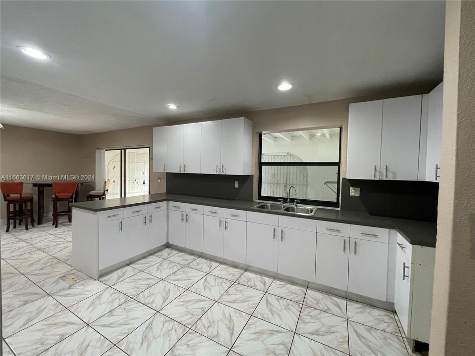 For Rent: $3,499 (3 beds, 2 baths, 2500 Square Feet)