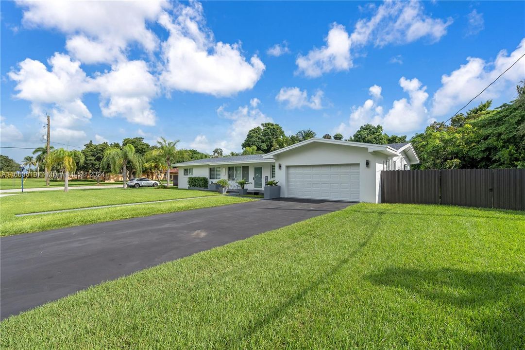 For Sale: $1,270,000 (4 beds, 3 baths, 1907 Square Feet)