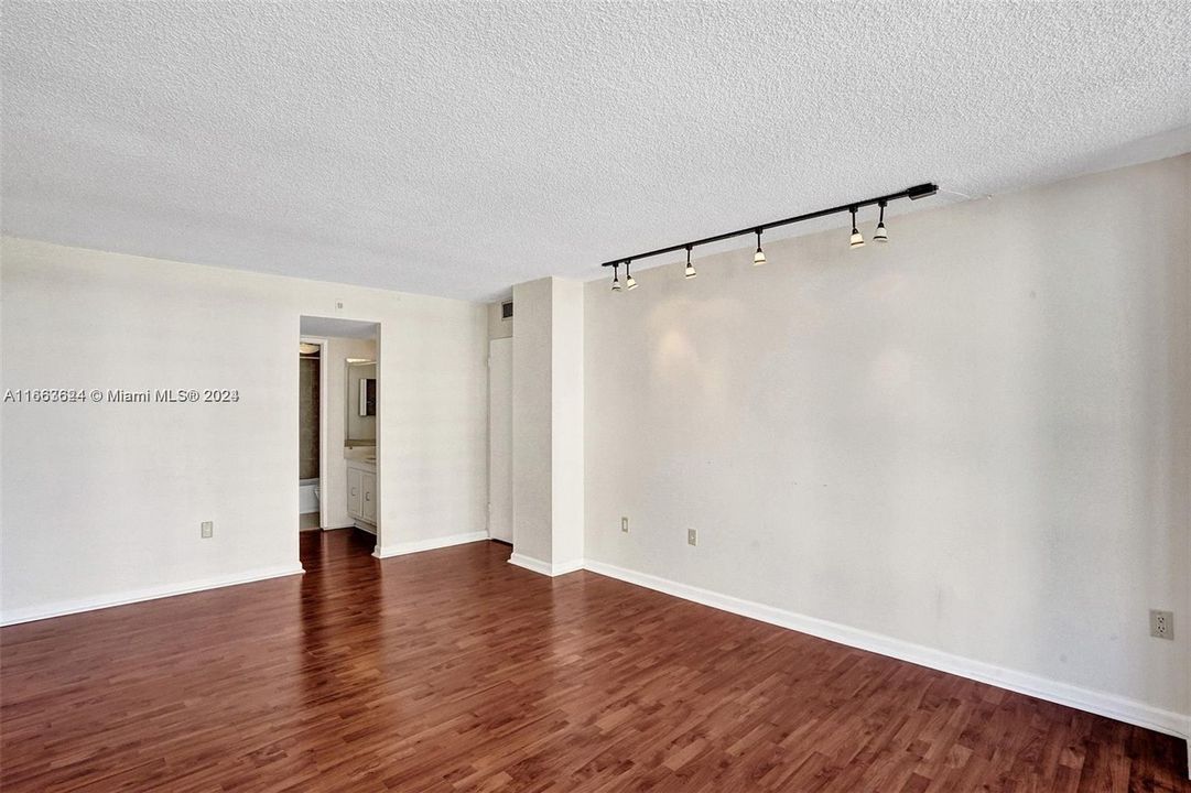 For Rent: $3,300 (2 beds, 2 baths, 1096 Square Feet)