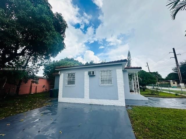 En Venta: $595,000 (4 camas, 3 baños, 1560 Pies cuadrados)