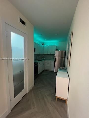 For Sale: $227,000 (1 beds, 1 baths, 709 Square Feet)