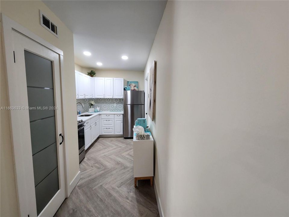 For Sale: $227,000 (1 beds, 1 baths, 709 Square Feet)