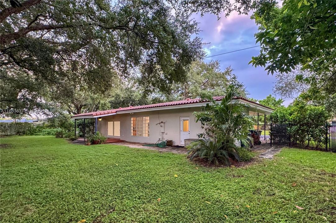 For Sale: $1,095,000 (3 beds, 2 baths, 1710 Square Feet)