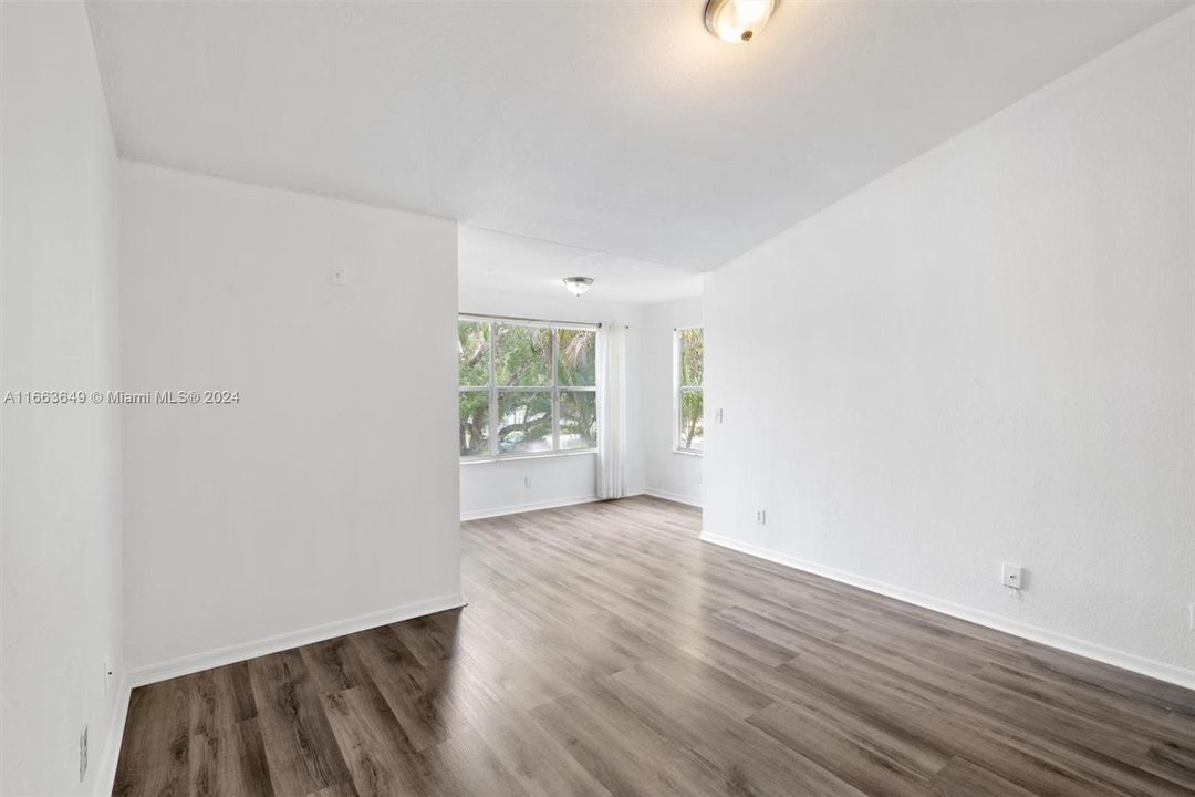 For Sale: $310,000 (2 beds, 2 baths, 1105 Square Feet)