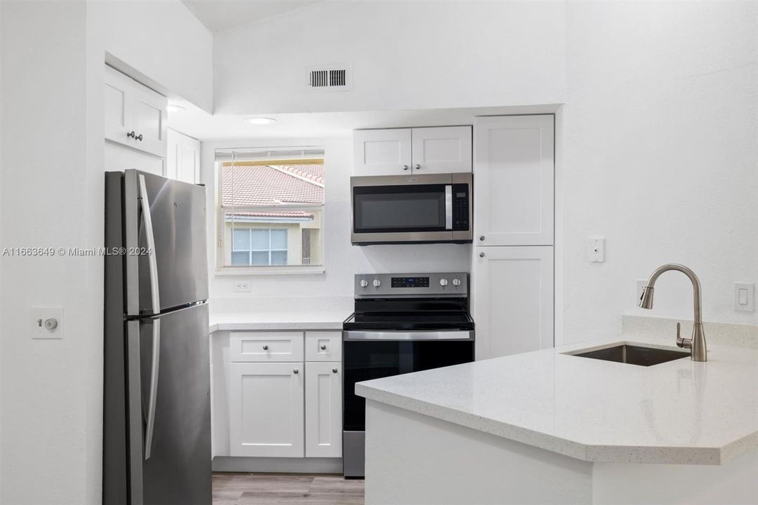 For Sale: $310,000 (2 beds, 2 baths, 1105 Square Feet)