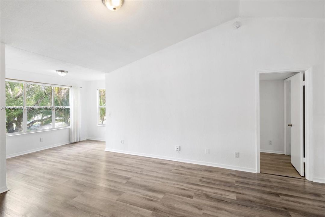 For Sale: $310,000 (2 beds, 2 baths, 1105 Square Feet)