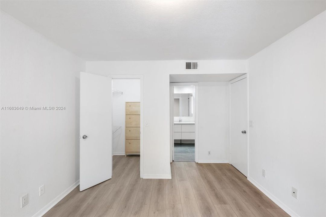 For Sale: $310,000 (2 beds, 2 baths, 1105 Square Feet)