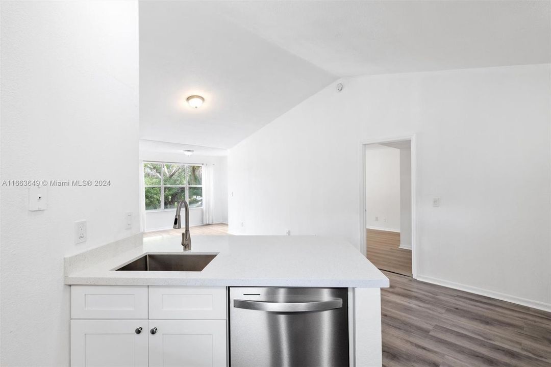 For Sale: $310,000 (2 beds, 2 baths, 1105 Square Feet)