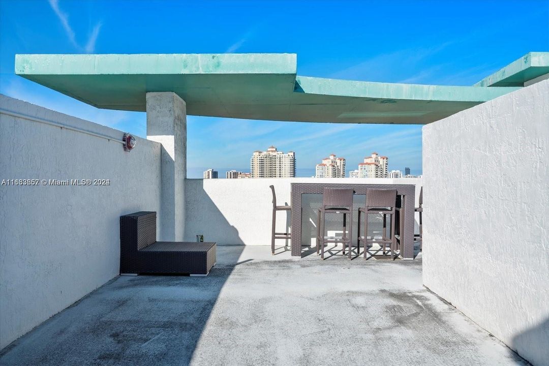 For Sale: $520,000 (1 beds, 2 baths, 816 Square Feet)