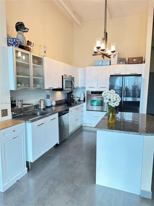 For Sale: $520,000 (1 beds, 2 baths, 816 Square Feet)