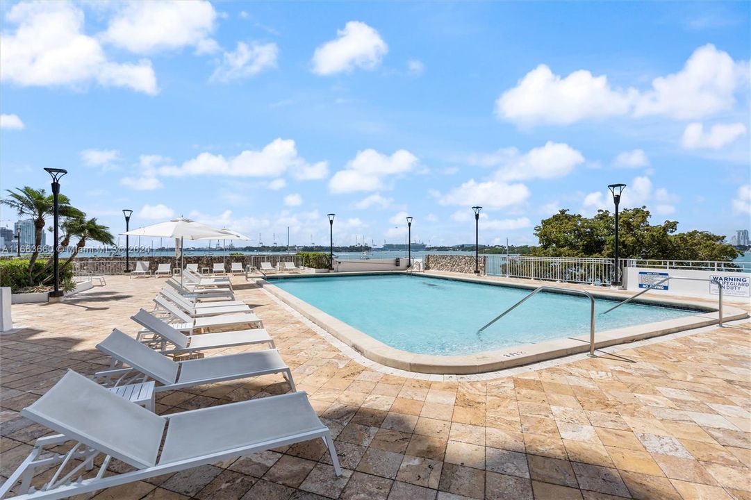 For Sale: $1,295,000 (2 beds, 2 baths, 1238 Square Feet)