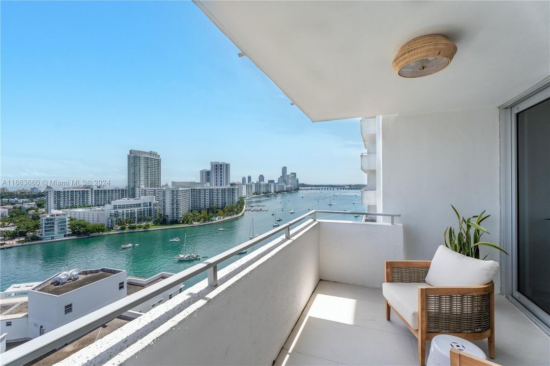 For Sale: $1,295,000 (2 beds, 2 baths, 1238 Square Feet)