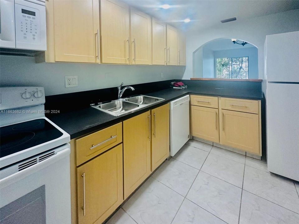 For Rent: $2,375 (2 beds, 2 baths, 1000 Square Feet)